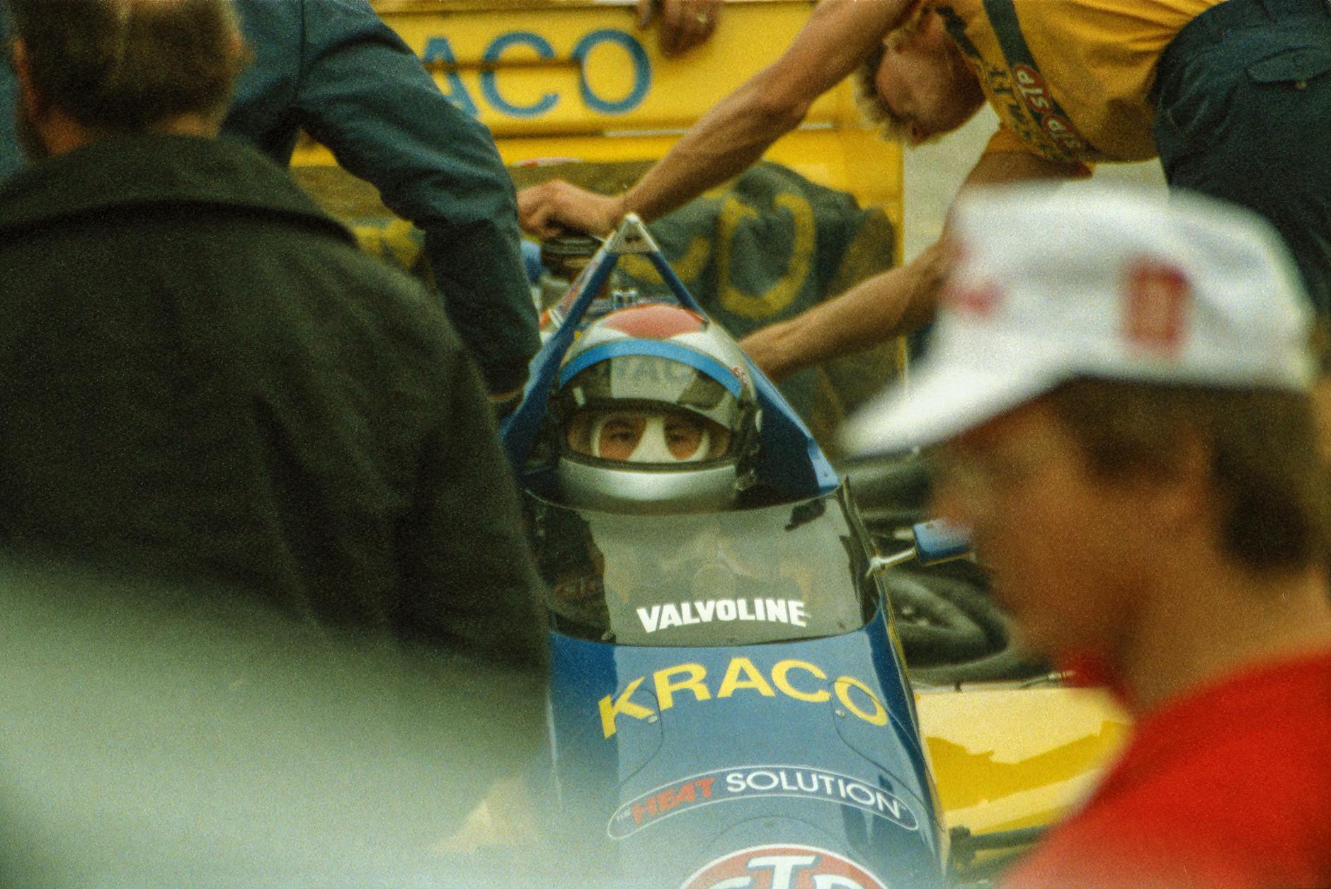 Ulica Sanoka w 1976 roku z historyczną zabudową i elementami ery PRL.