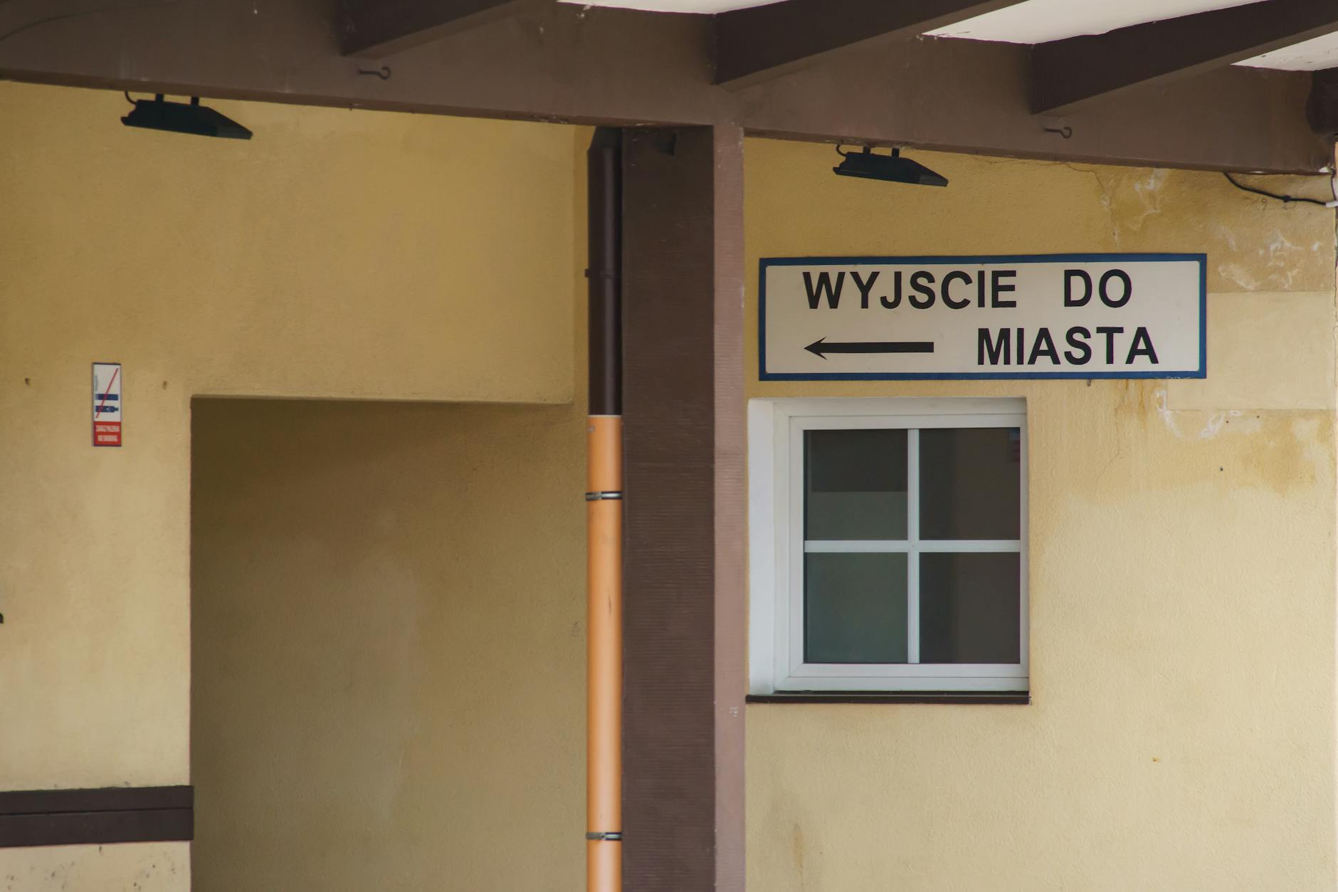 Ilustracja przedstawiająca pacjentów czekających w kolejce do lekarza, symbolizująca kolejki do specjalistów w Sanoku.