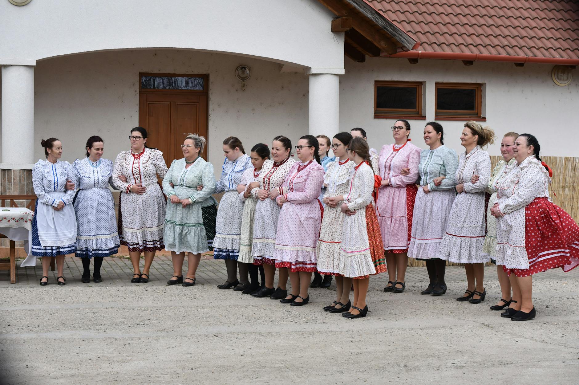 Widok na zabytkowe centrum Sanoka z rzeką San w tle